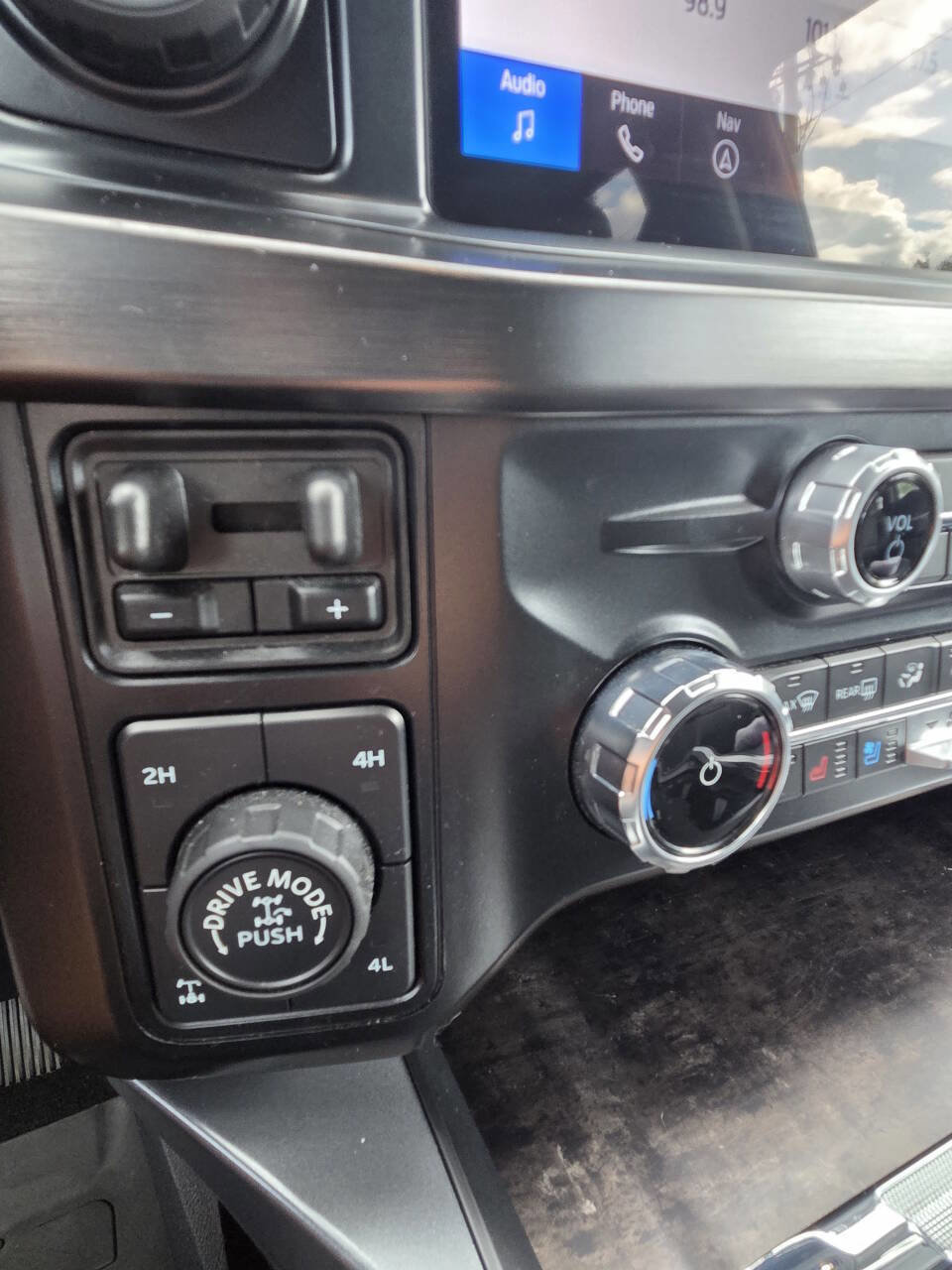 Used 2024 Ford F350 Lariat w/ Lariat Ultimate Package AWD/4WD image 9