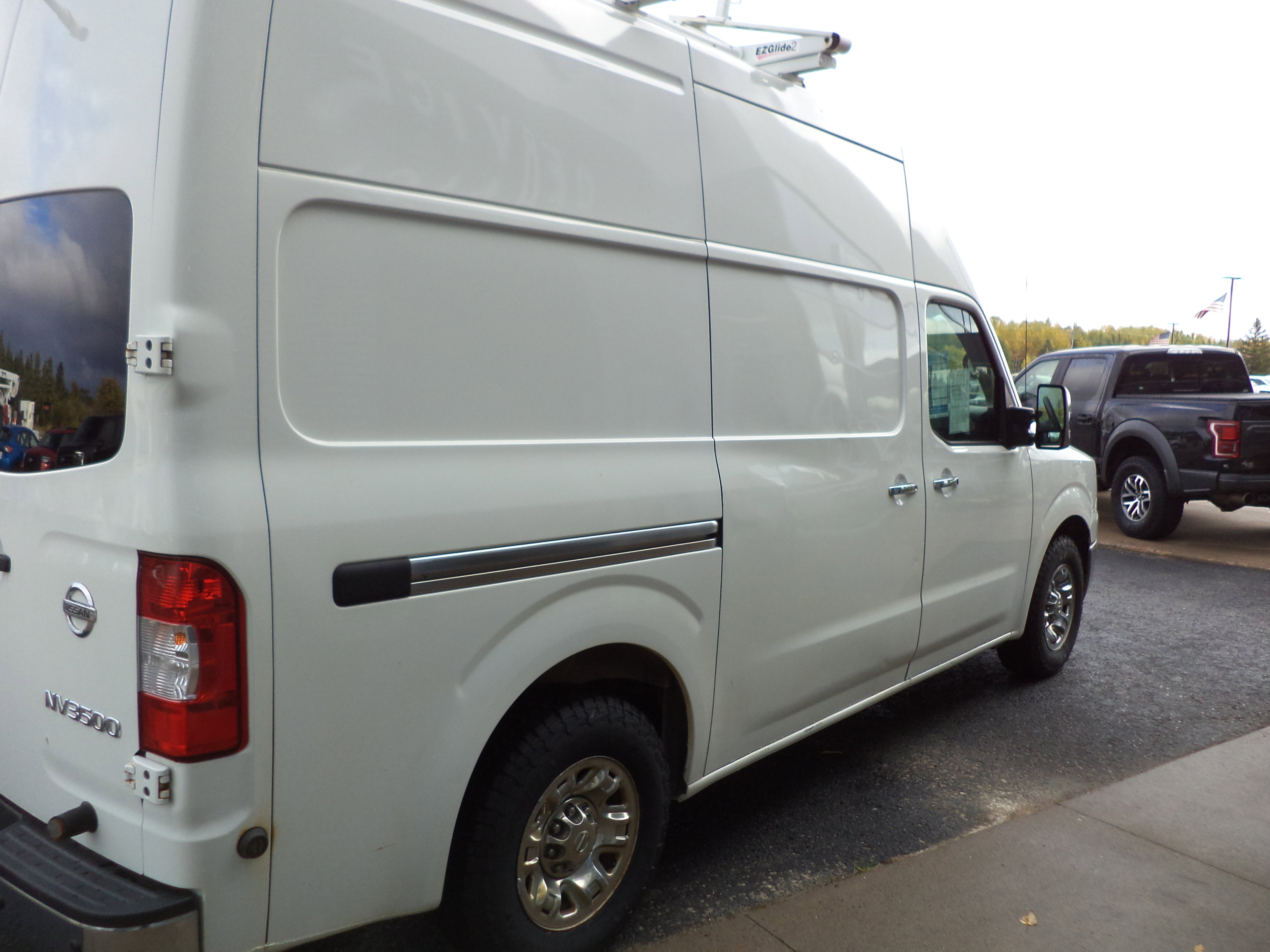 Used 2020 Nissan NV 3500 SL w/ Back Door Glass Package image 6