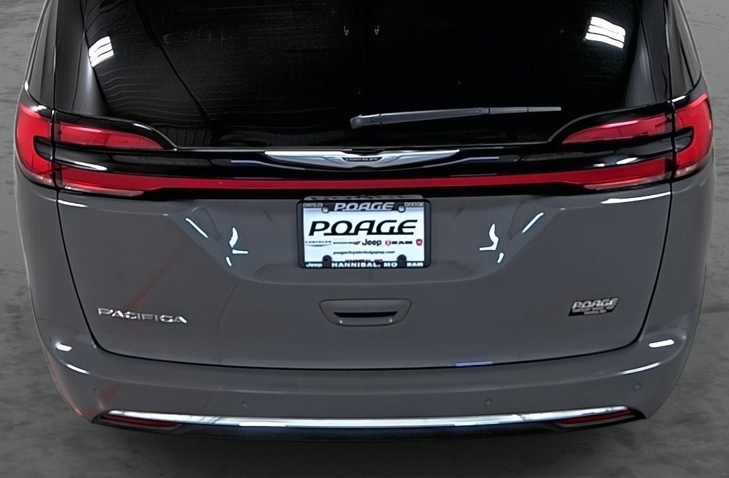 Used 2025 Chrysler Pacifica Select FWD image 11