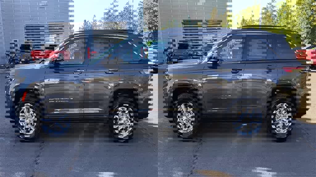 New 2025 Jeep Grand Cherokee Laredo X w/ Luxury Tech Group I image 5