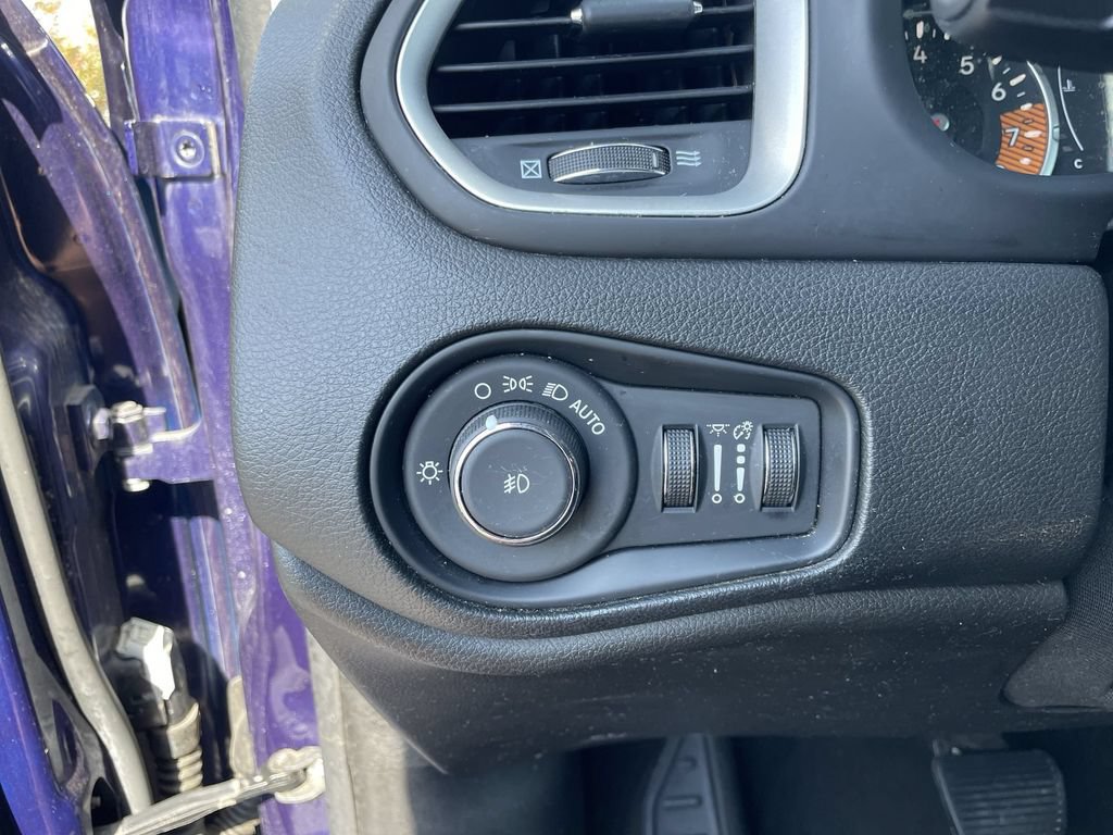 Used 2019 Jeep Renegade Latitude FWD image 17