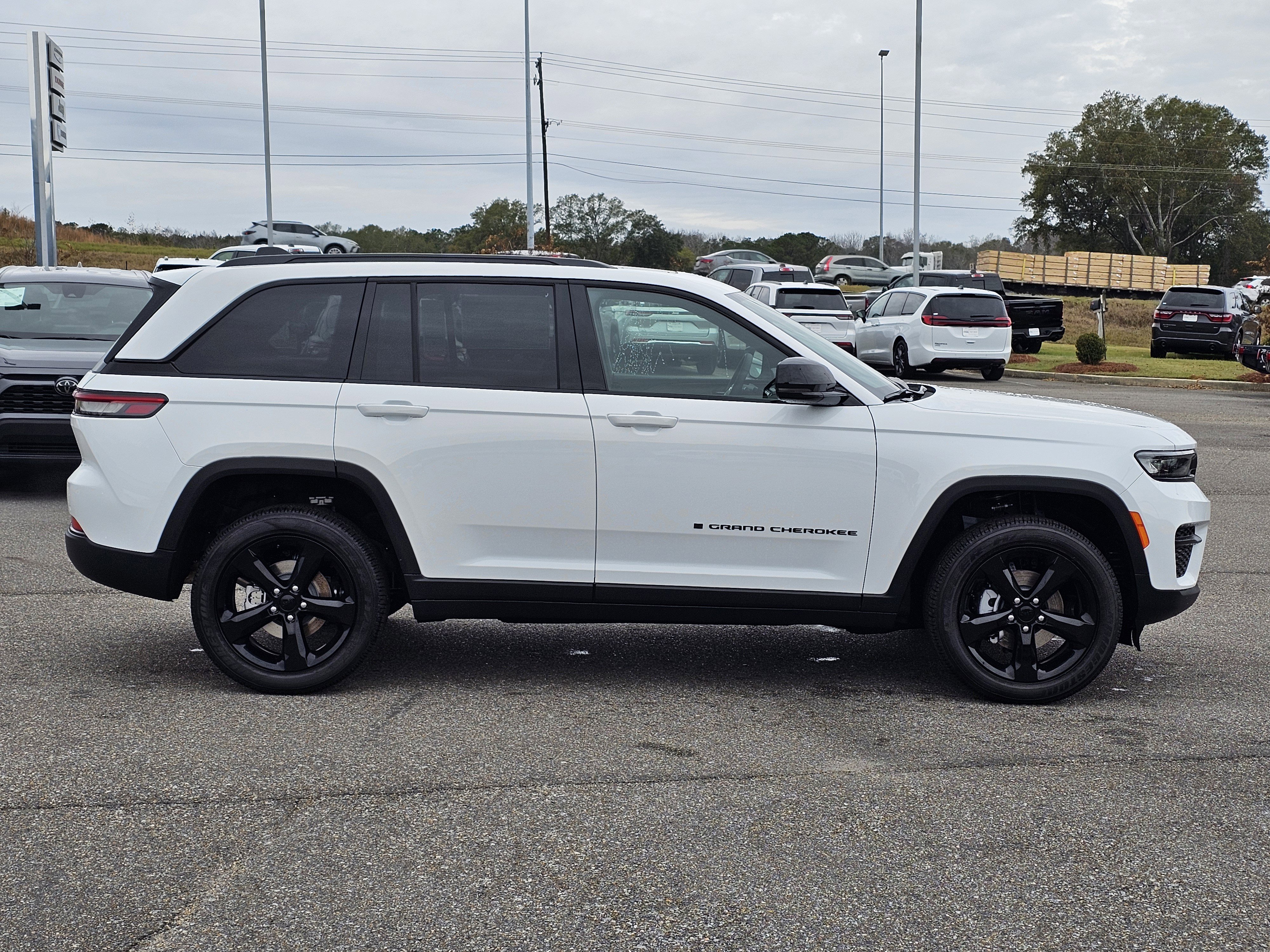 New 2025 Jeep Grand Cherokee Altitude image 6