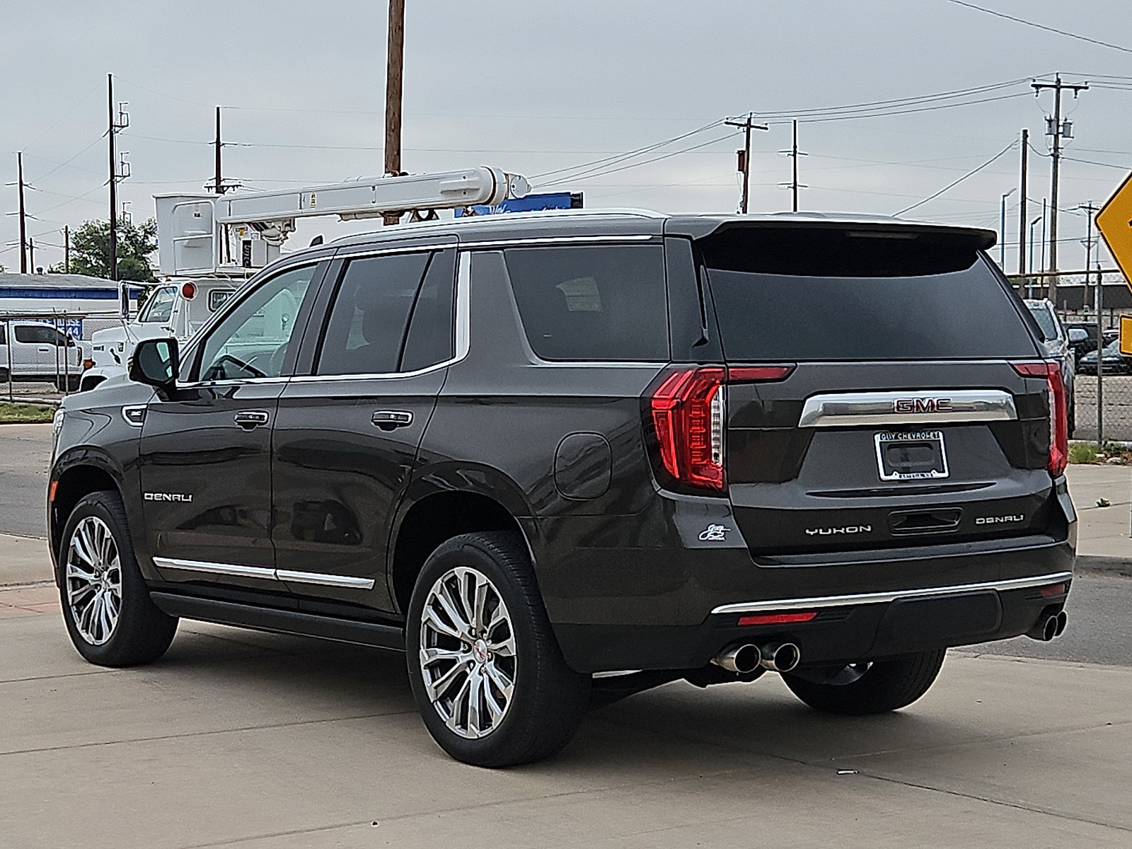 Used 2021 GMC Yukon Denali w/ Denali Premium Package AWD/4WD image 3