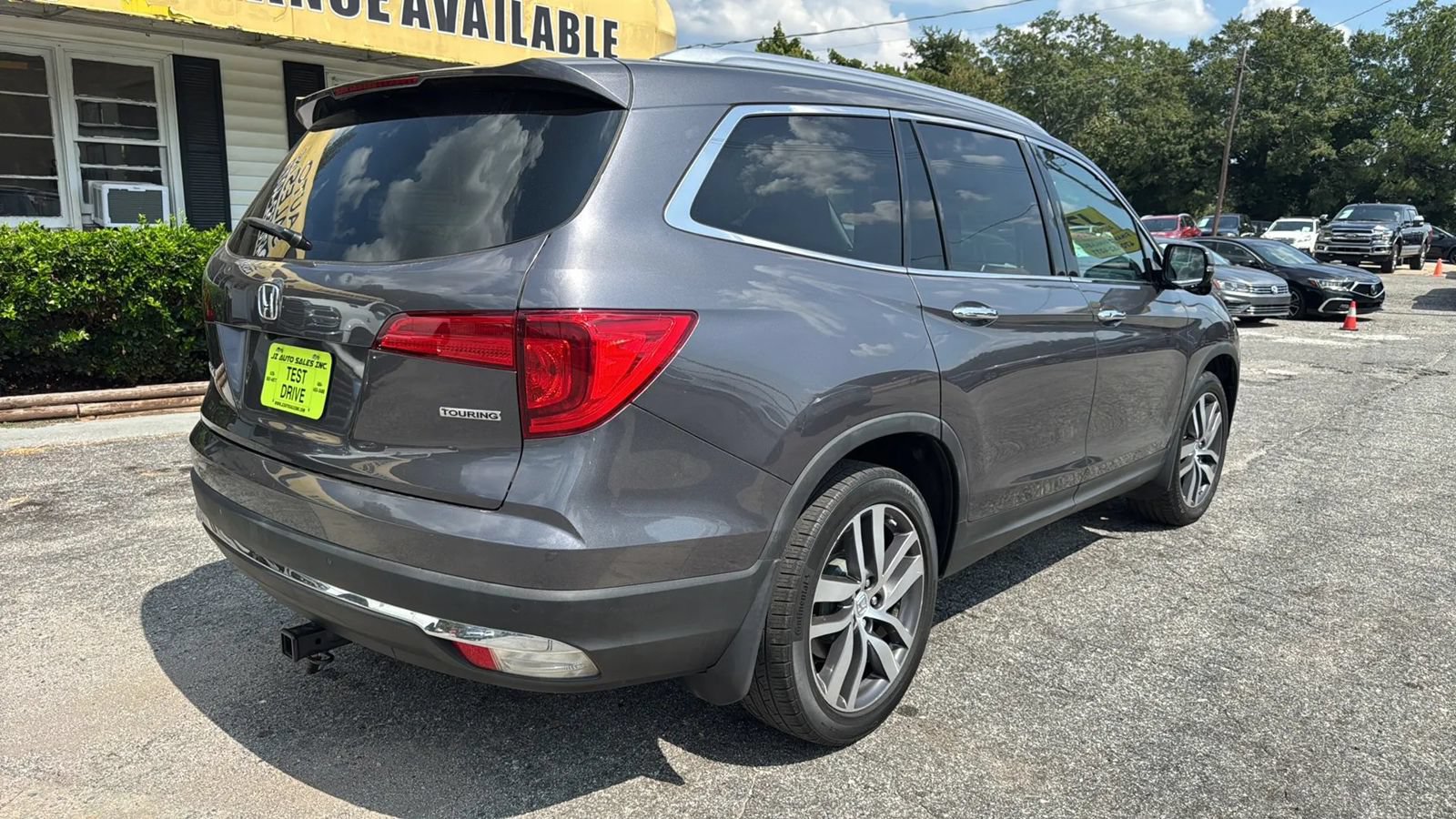 Used 2017 Honda Pilot Touring image 3