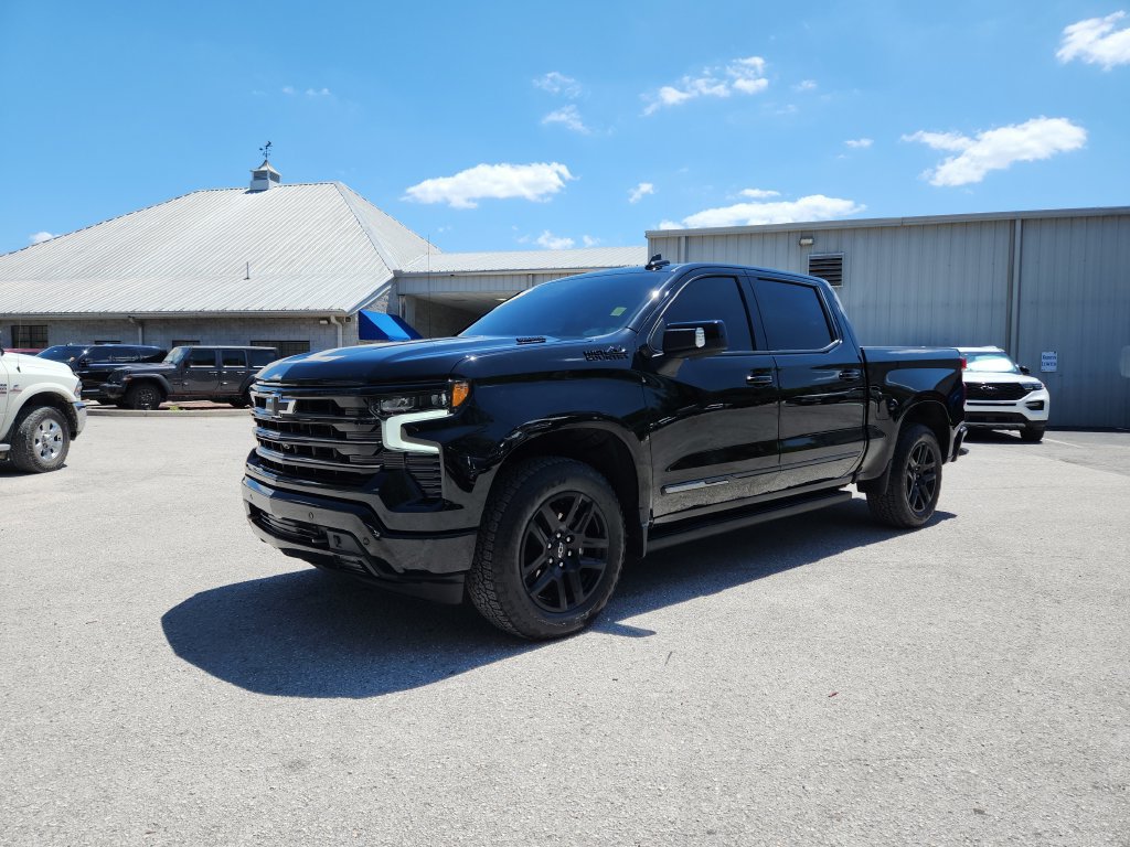 Used 2024 Chevrolet Silverado 1500 High Country w/ Midnight Edition AWD/4WD image 2