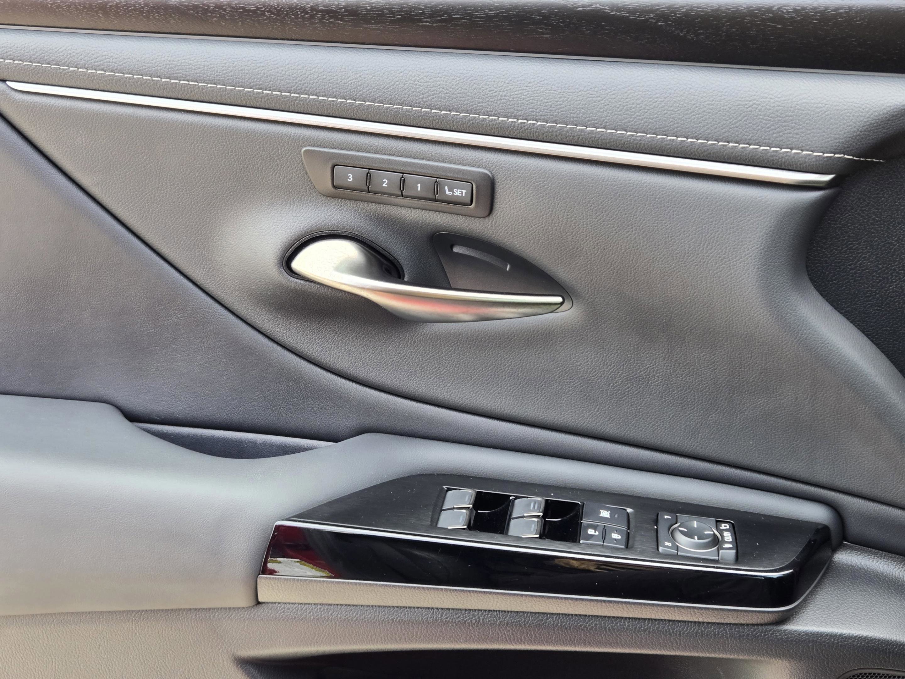 Used 2025 Lexus ES 300h w/ Premium Package FWD image 22