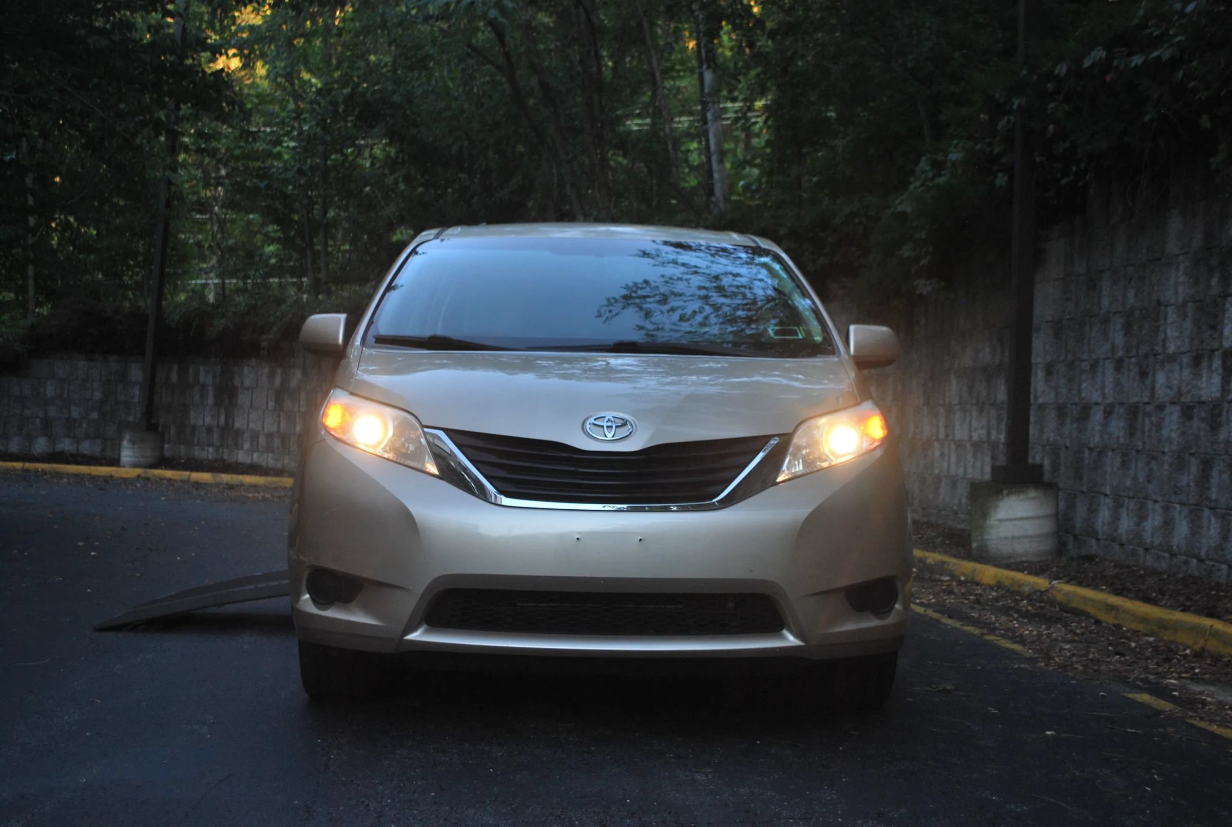 Used 2012 Toyota Sienna LE FWD image 2