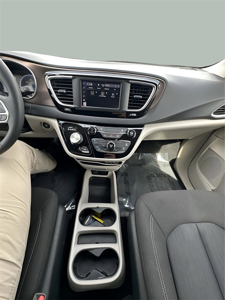 Used 2023 Chrysler Voyager LX image 27