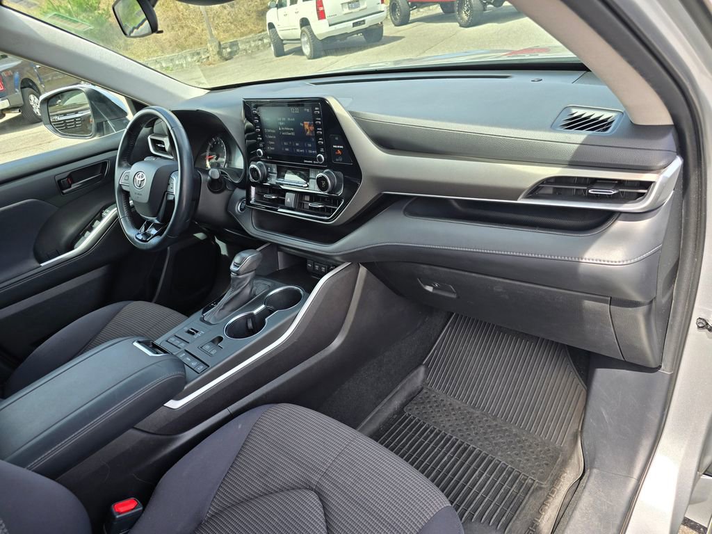 Used 2021 Toyota Highlander LE image 27