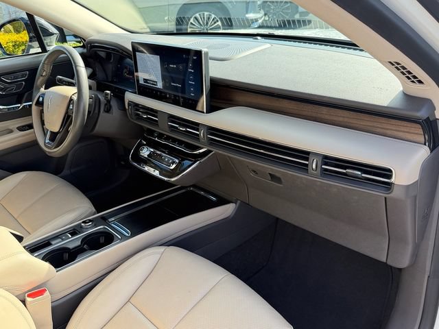 Used 2023 Lincoln Corsair Reserve w/ Equipment Group 201A FWD image 17