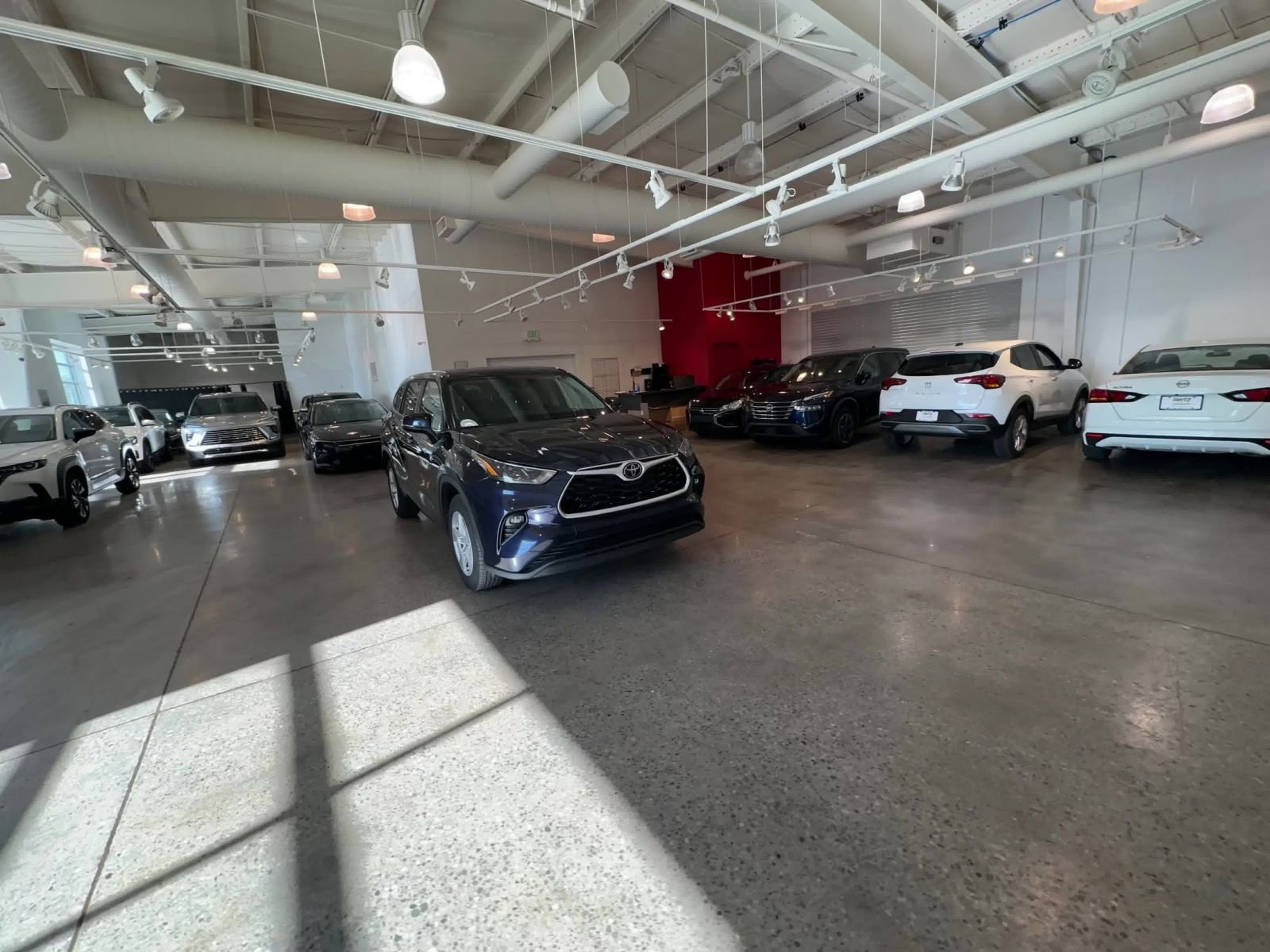 Used 2025 Toyota Highlander LE FWD image 15