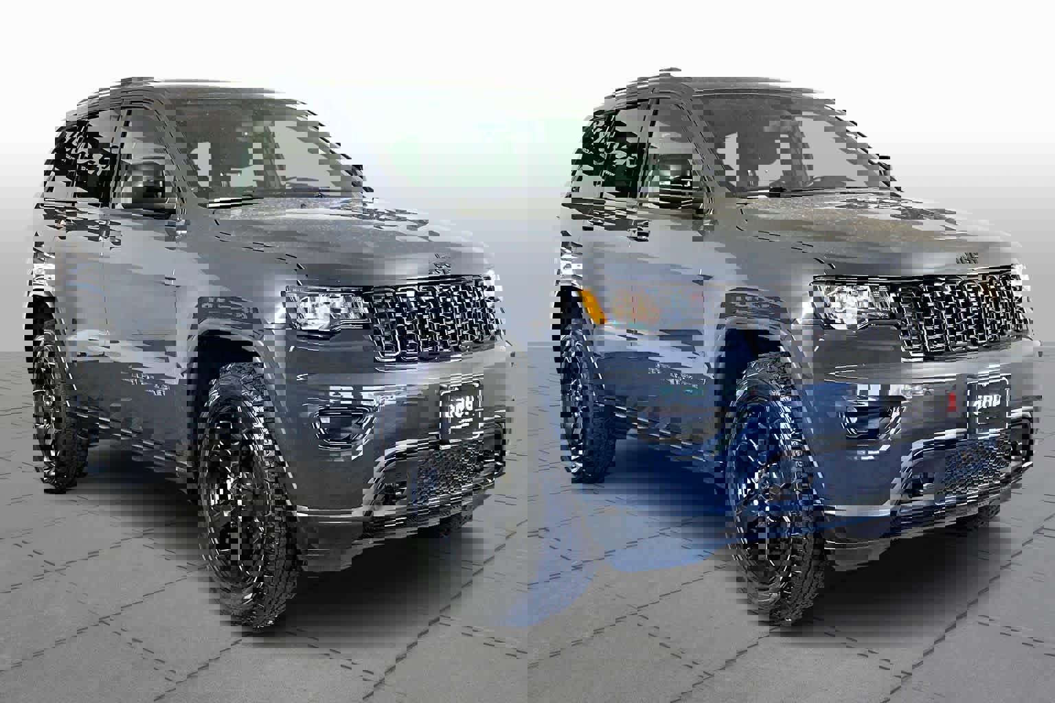 Used 2018 Jeep Grand Cherokee Laredo image 3