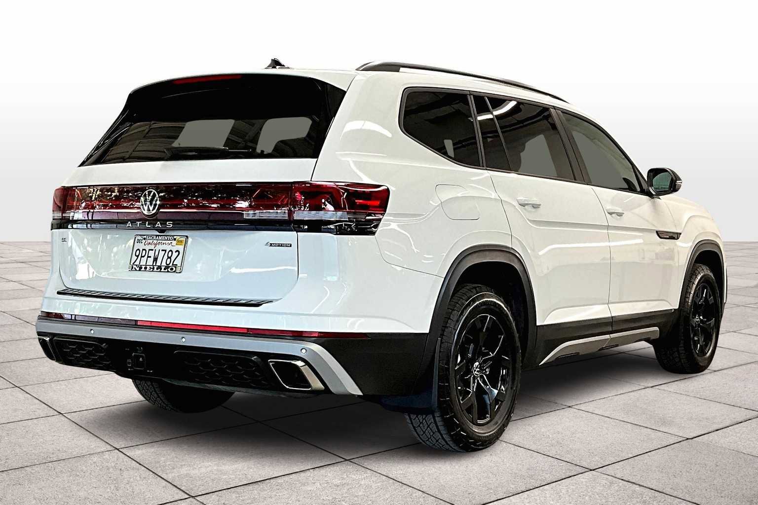 Used 2025 Volkswagen Atlas Peak Edition SE image 16