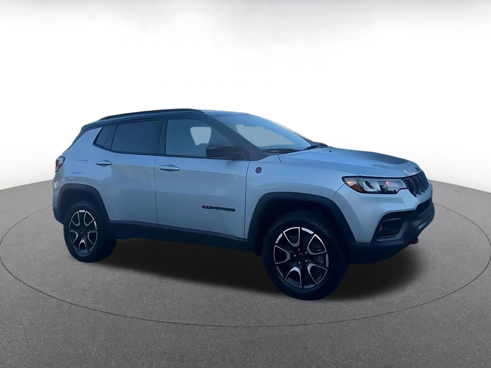 Used 2025 Jeep Compass Trailhawk AWD/4WD image 2