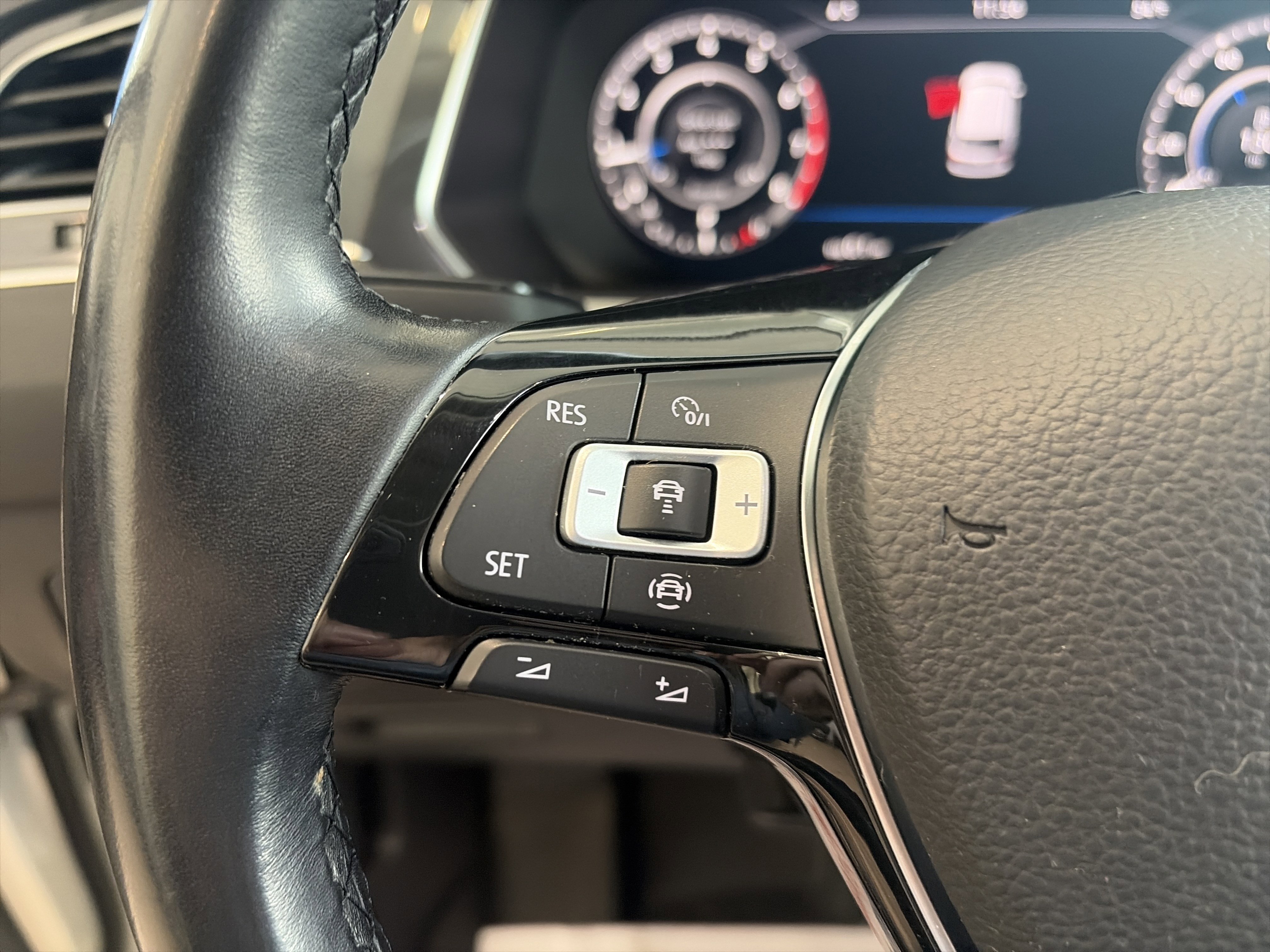 Used 2019 Volkswagen Tiguan SEL AWD/4WD image 35