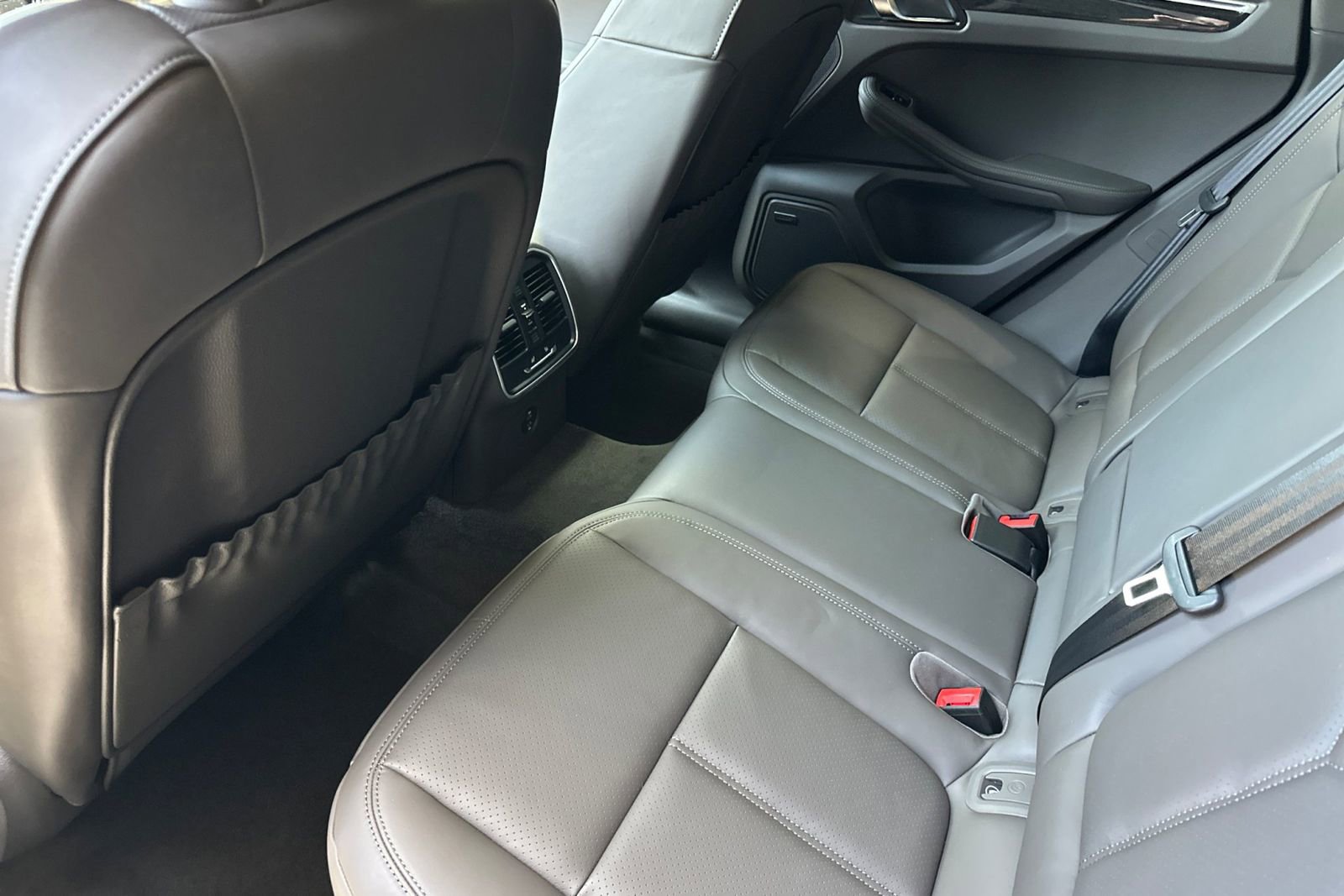 Certified 2025 Porsche Macan image 15