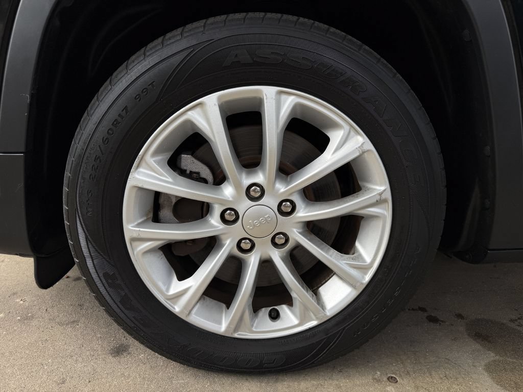 Used 2019 Jeep Cherokee Latitude w/ Popular Appearance Group FWD image 24