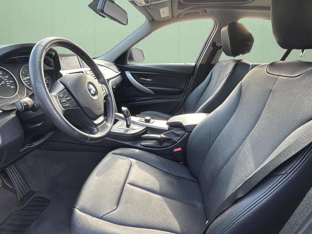 Used 2017 BMW 320i Sedan w/ Driver Assistance Package image 18