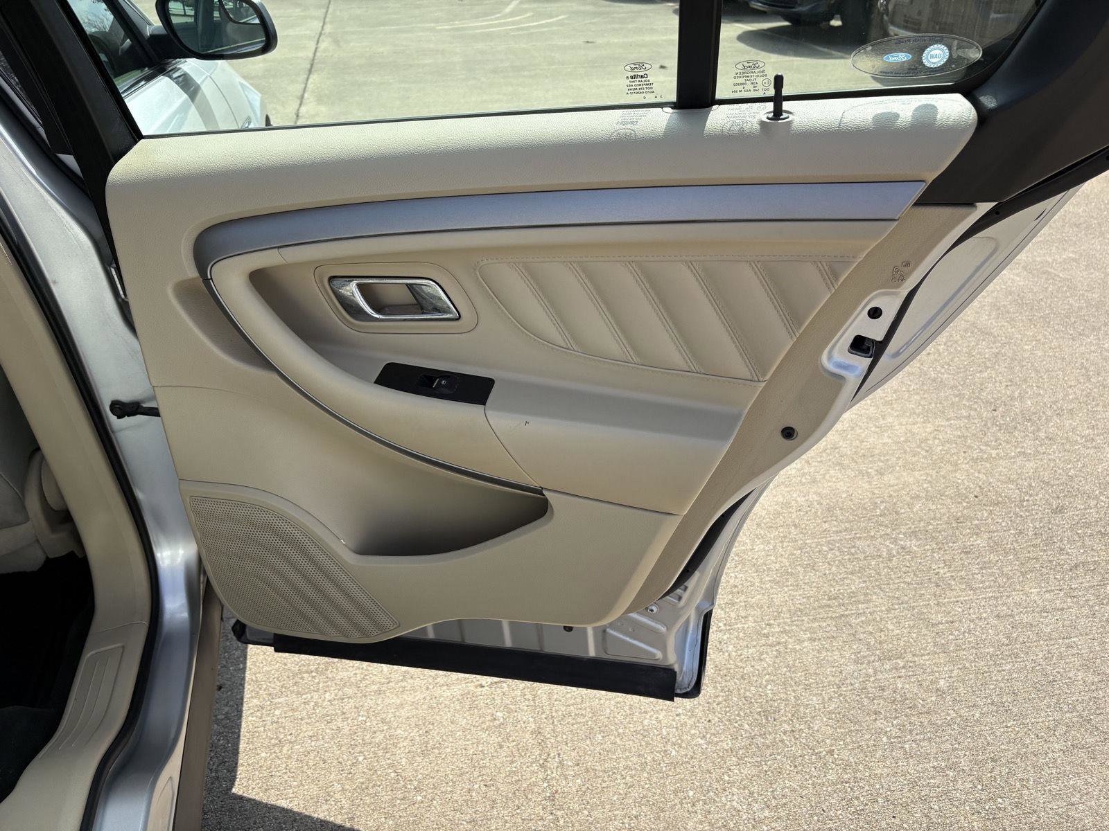 Used 2014 Ford Taurus SE image 13