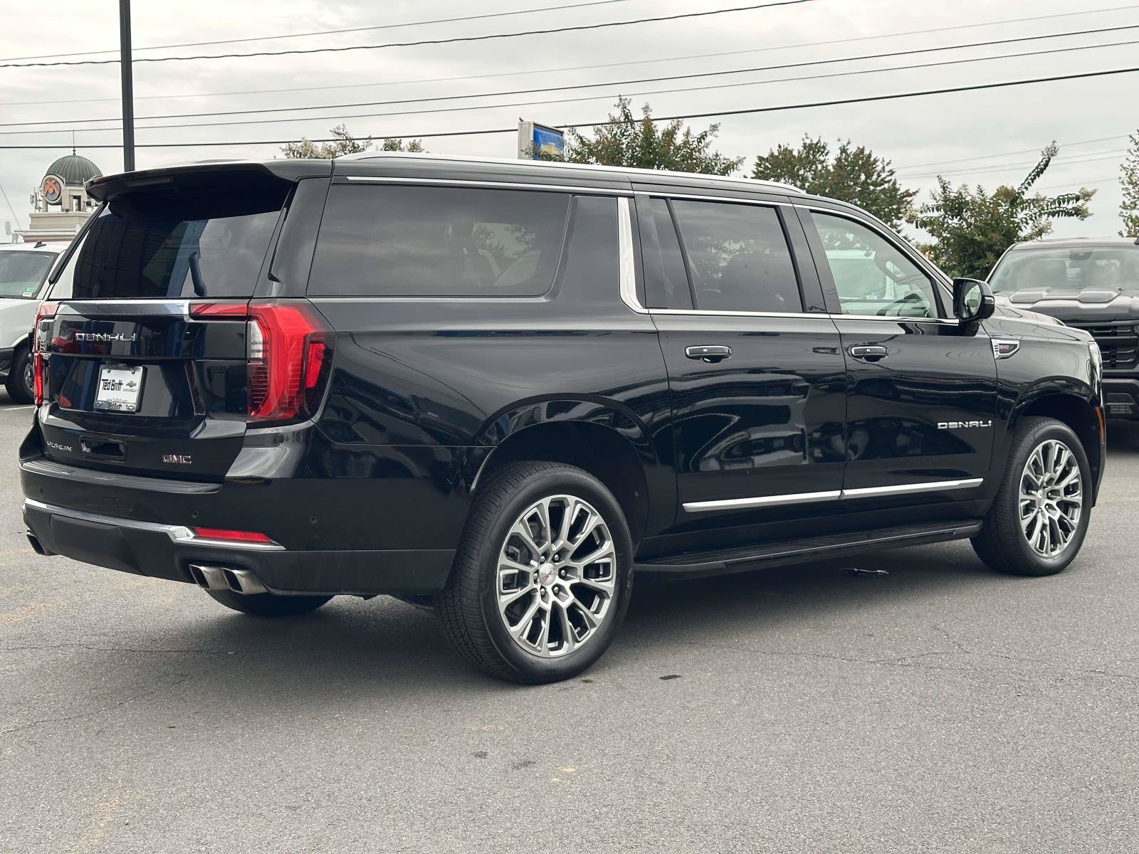 Used 2025 GMC Yukon XL Denali AWD/4WD image 4
