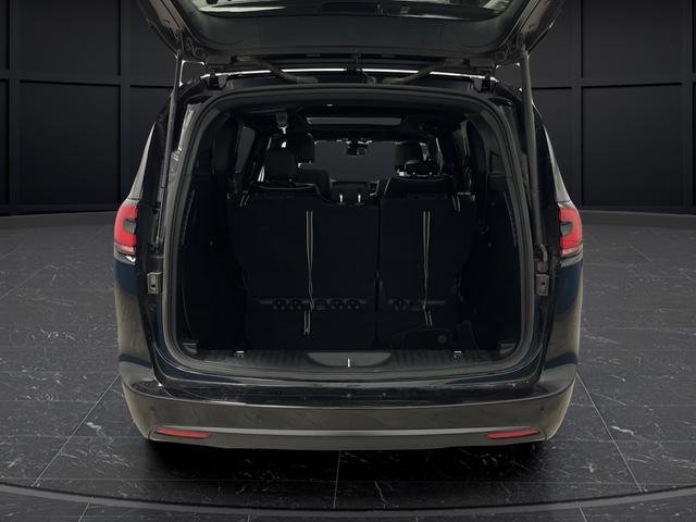 Used 2025 Chrysler Pacifica Limited image 13