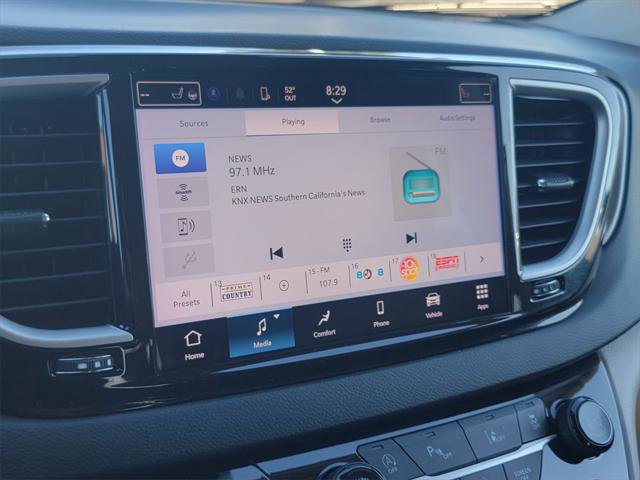 Certified 2023 Chrysler Pacifica Touring-L image 26