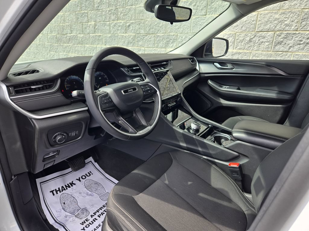 Used 2023 Jeep Grand Cherokee Laredo w/ Luxury Tech Group I AWD/4WD image 13