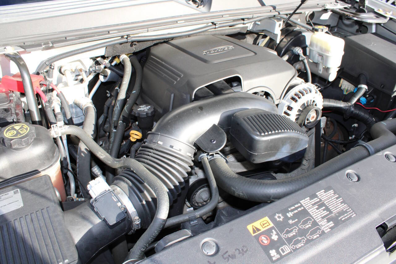 Used 2014 Chevrolet Suburban LS image 24