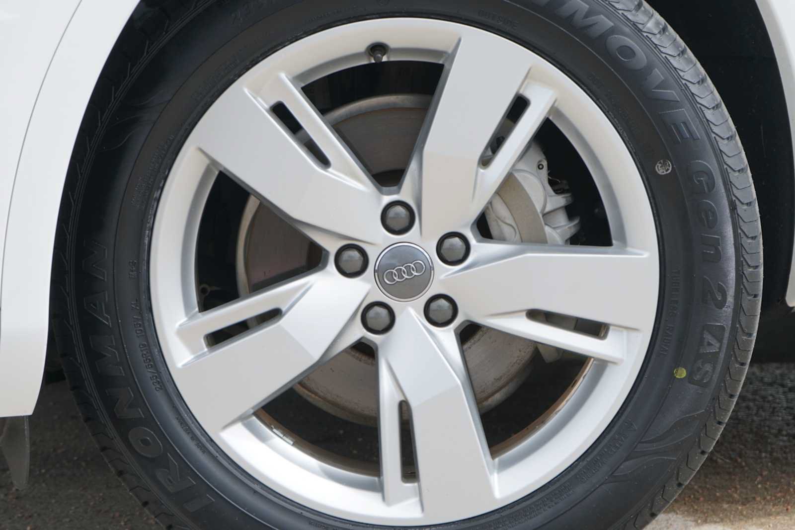 Used 2019 Audi Q5 2.0T Premium Plus w/ Premium Plus Package AWD/4WD image 2