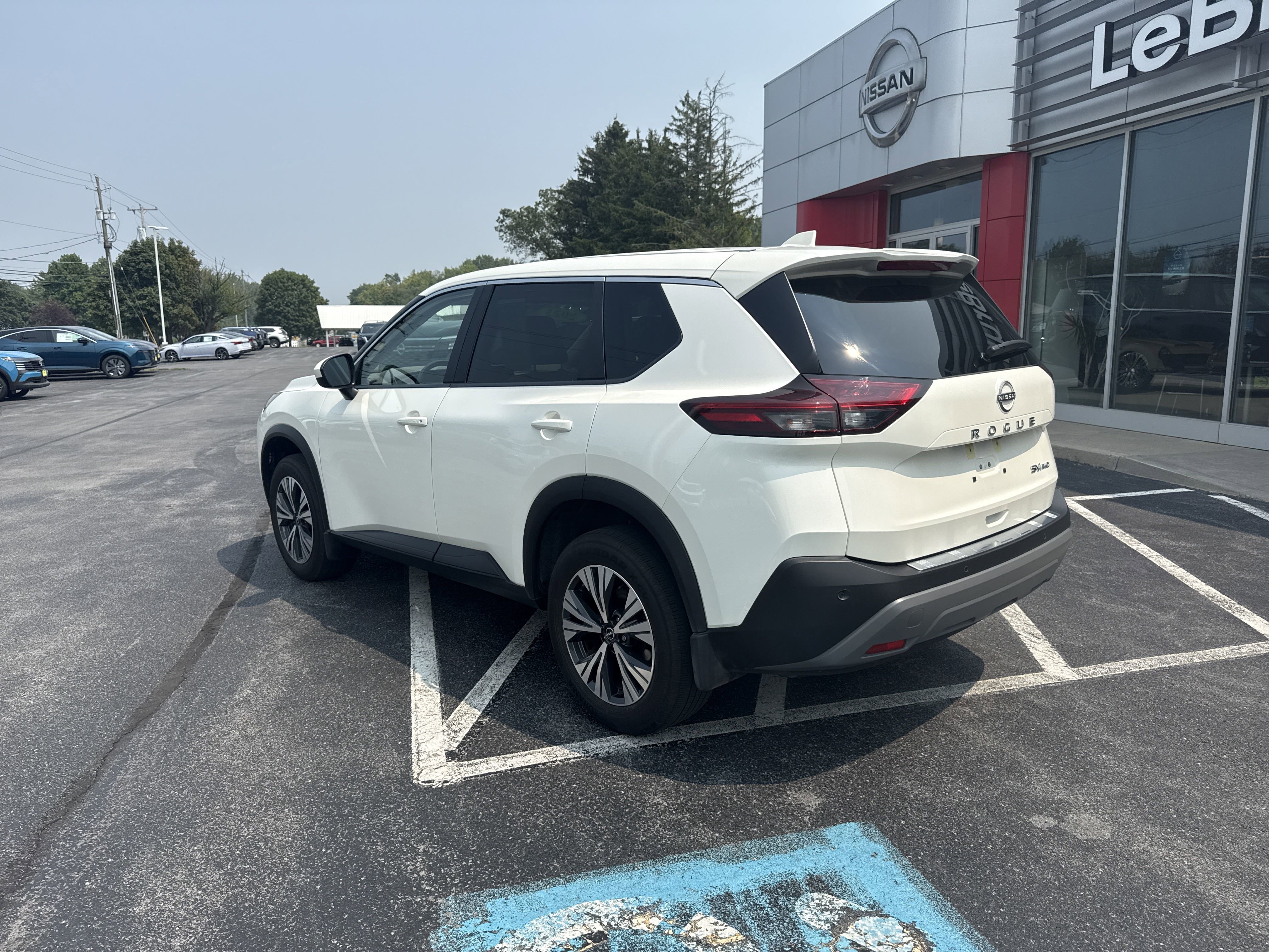 Used 2023 Nissan Rogue SV image 9