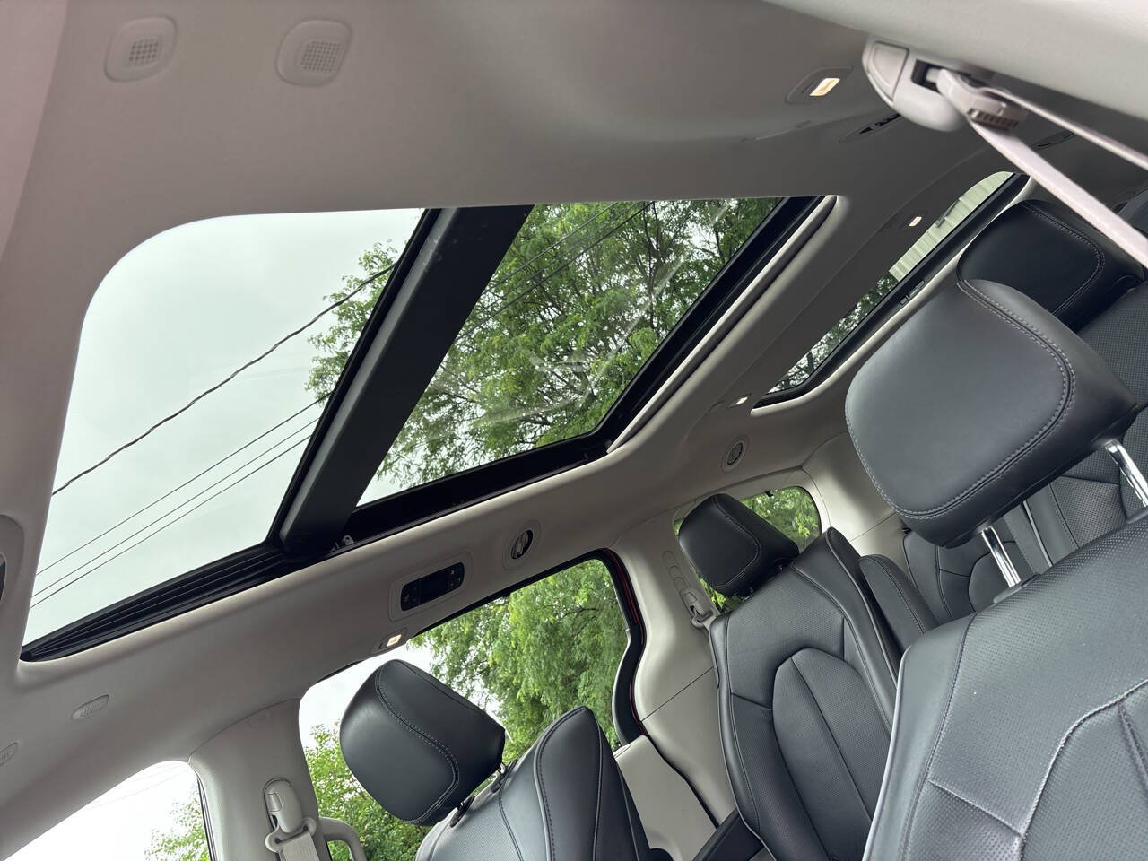 Used 2020 Chrysler Pacifica Limited w/ Advanced Safetytec Group FWD image 25