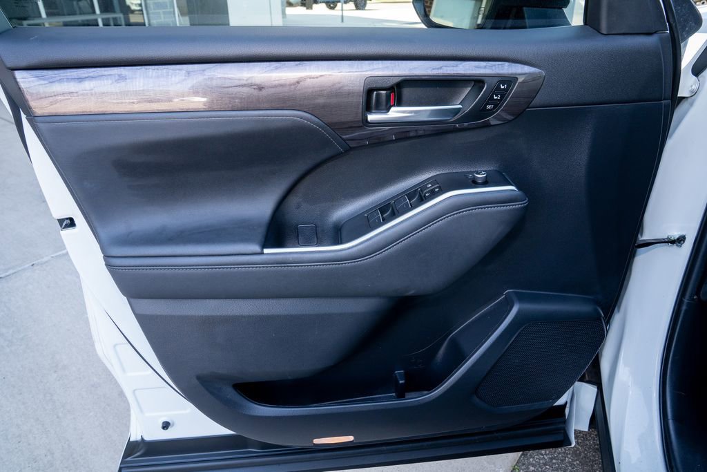 Used 2023 Toyota Highlander Limited image 14