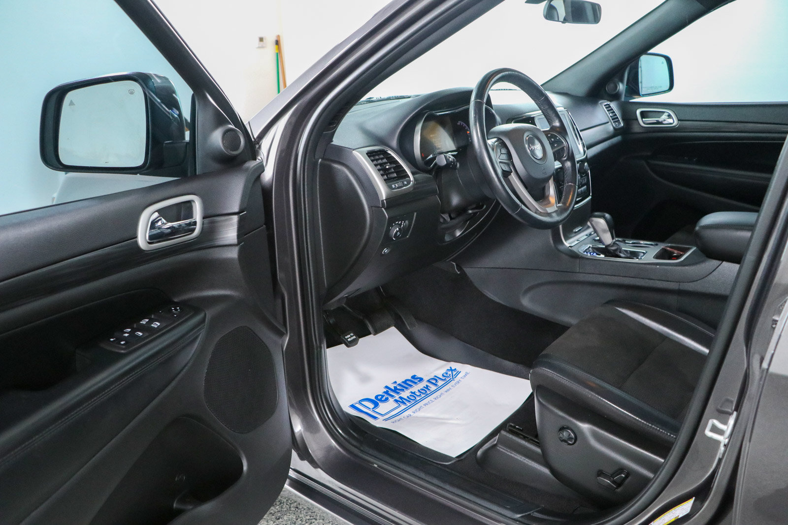 Used 2021 Jeep Grand Cherokee Laredo X AWD/4WD image 3