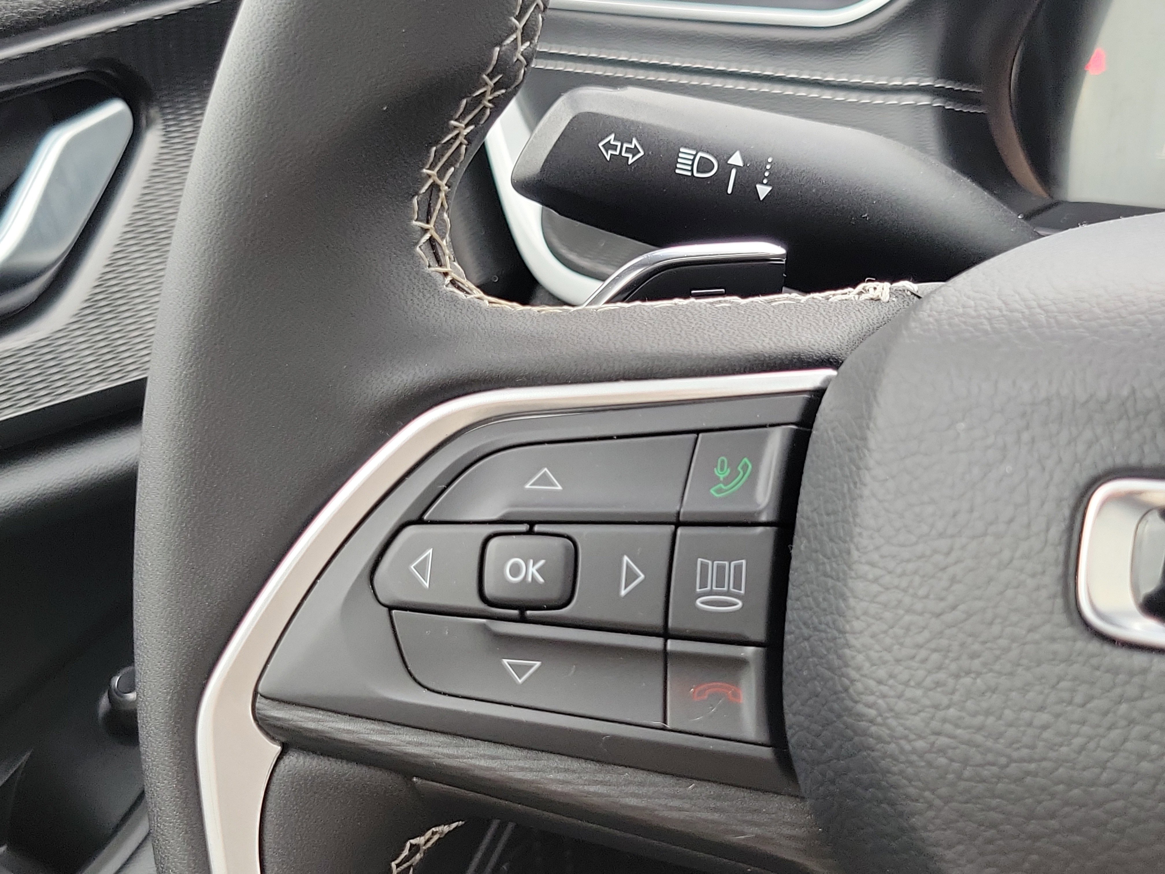 Used 2025 Jeep Grand Cherokee Laredo X image 12