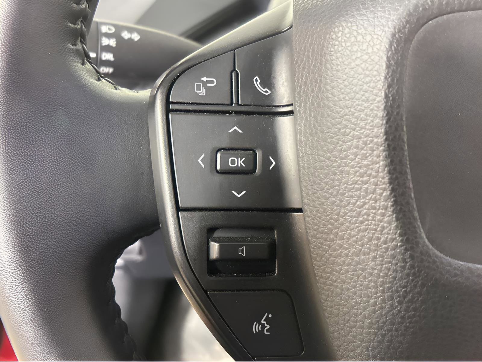 Used 2023 Toyota Prius LE image 19