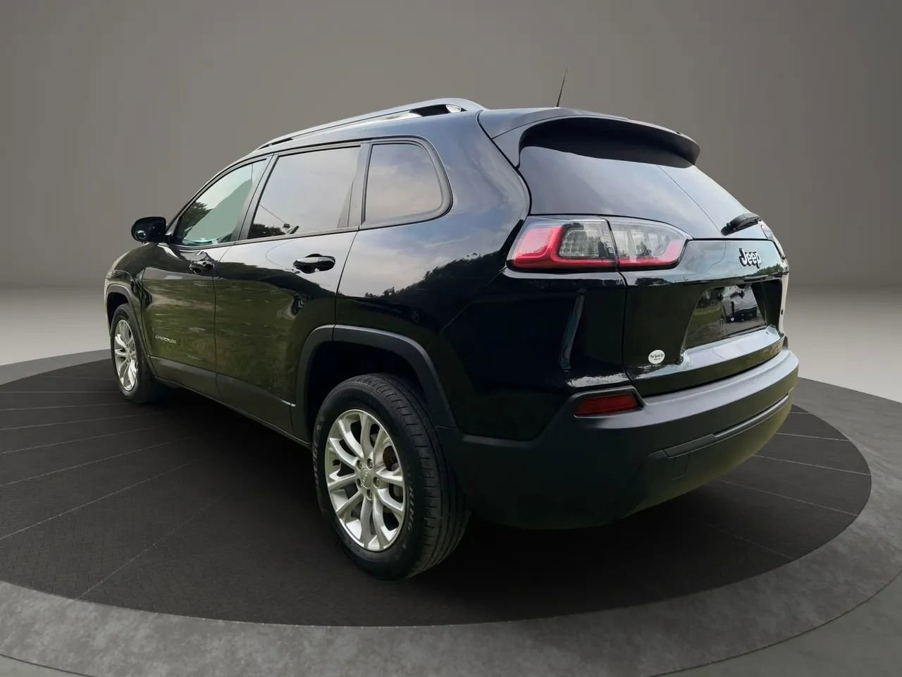 Used 2020 Jeep Cherokee Latitude FWD image 3