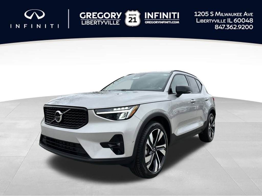 Used 2025 Volvo XC40 B5 Plus image 1