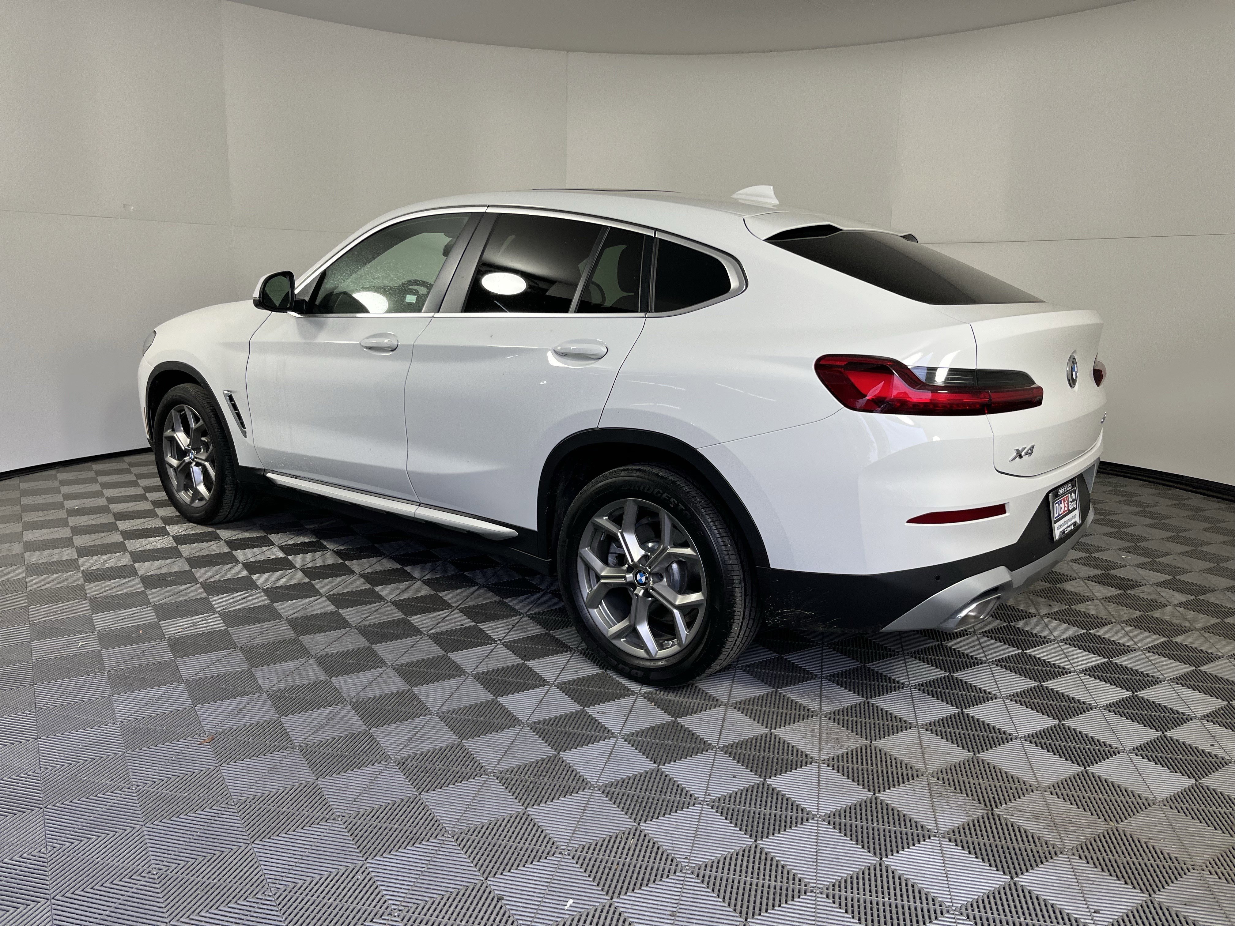 Used 2025 BMW X4 xDrive30i image 3