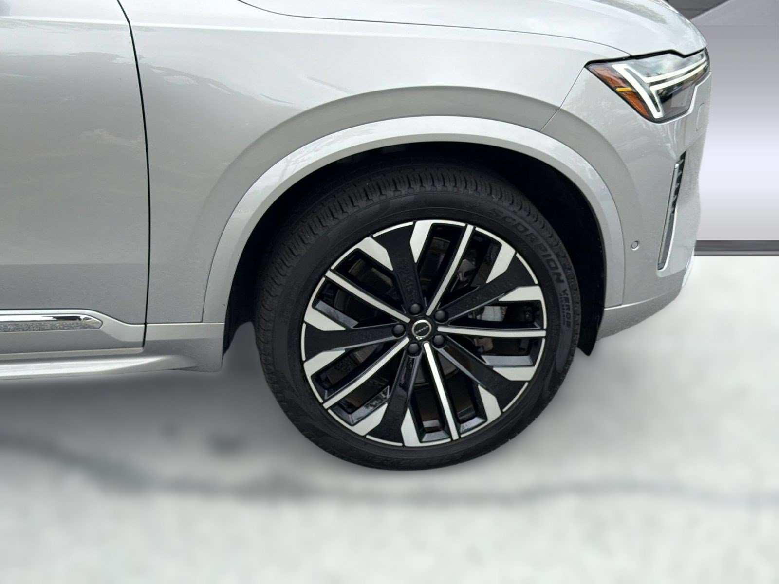 Certified 2025 Volvo XC90 B5 Plus AWD/4WD image 12