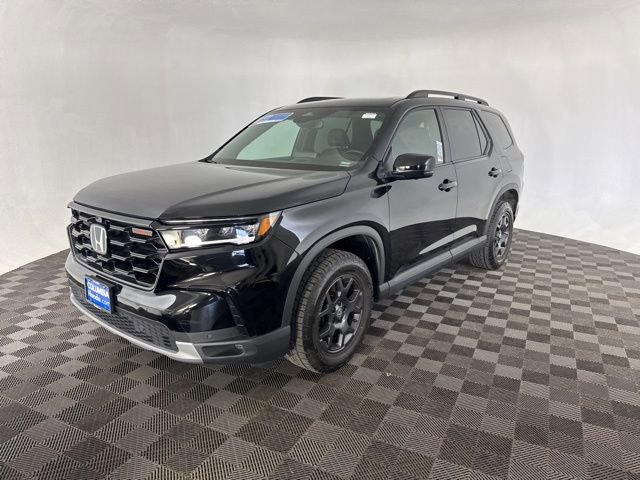 Certified 2025 Honda Pilot TrailSport image 3