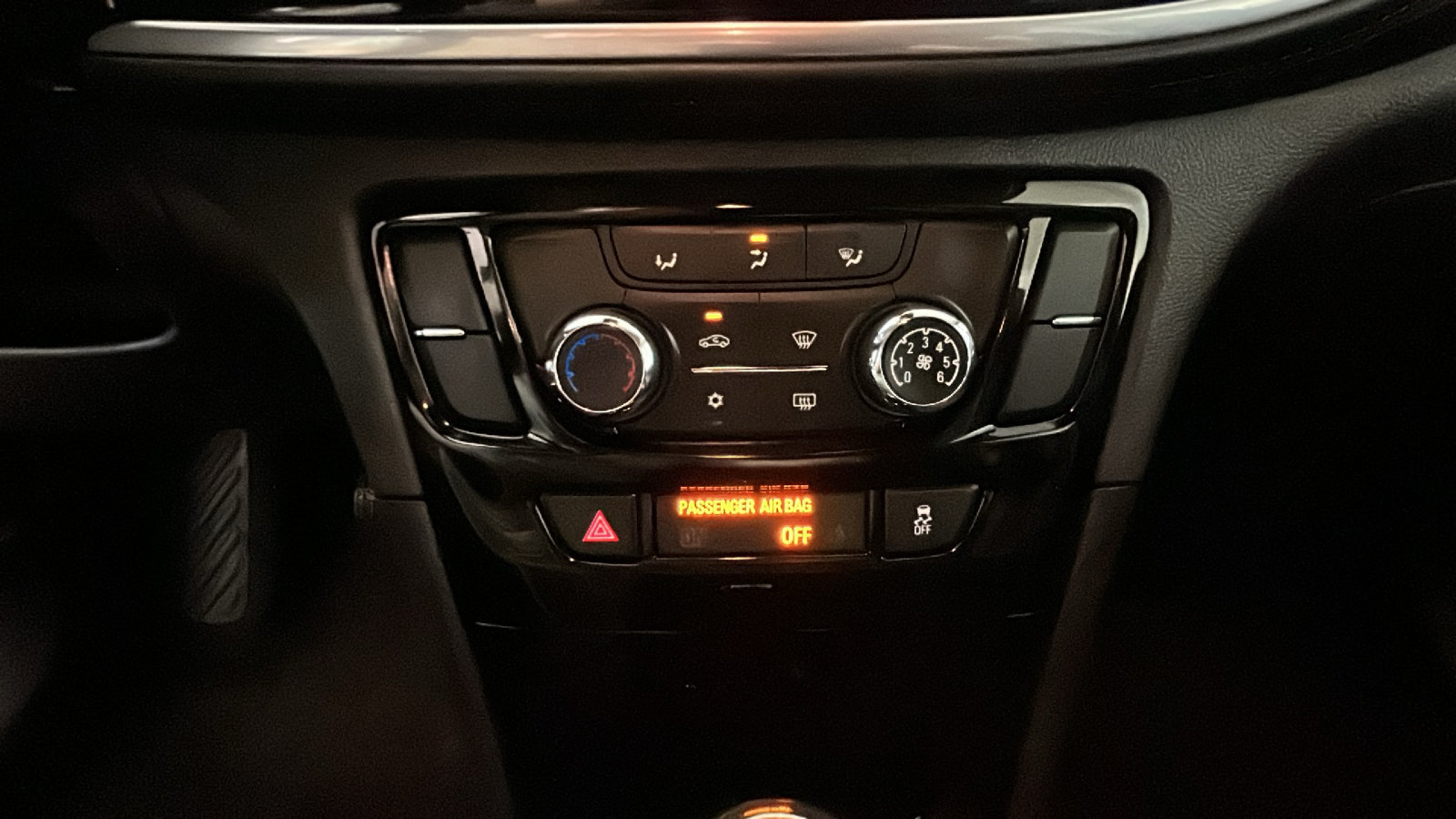 Used 2019 Buick Encore Preferred AWD/4WD image 27