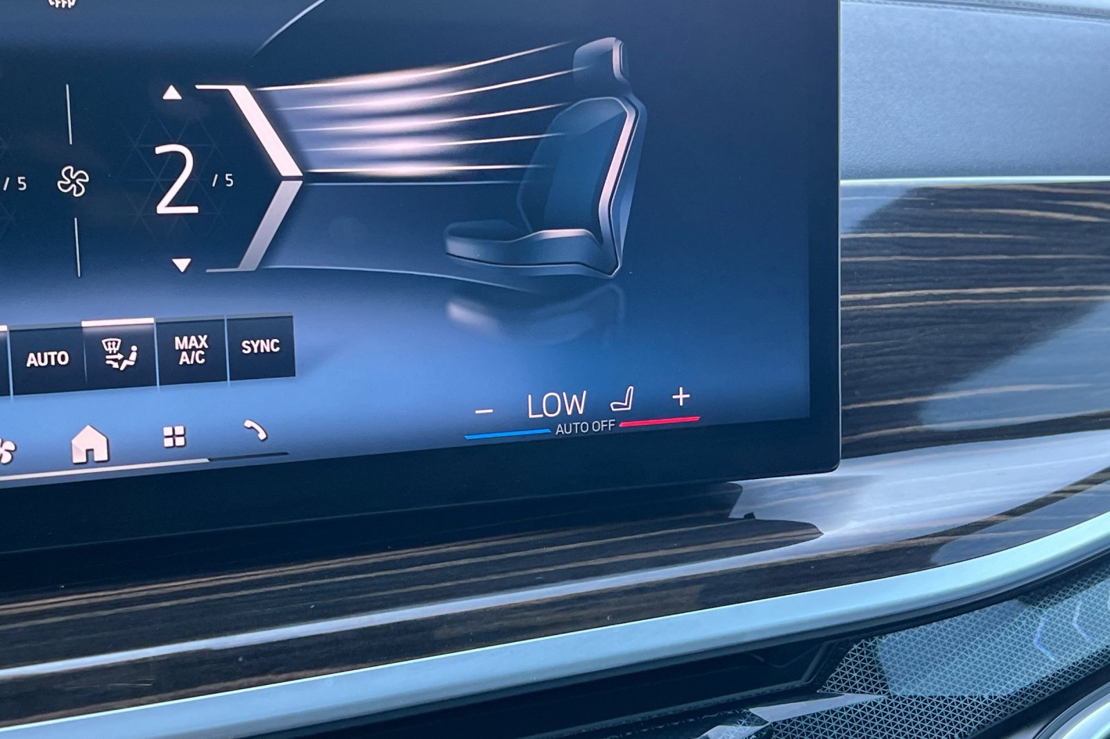 Used 2025 BMW X7 xDrive40i w/ Climate Comfort Package image 29