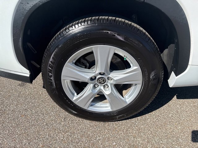 Used 2024 Toyota Highlander LE image 35