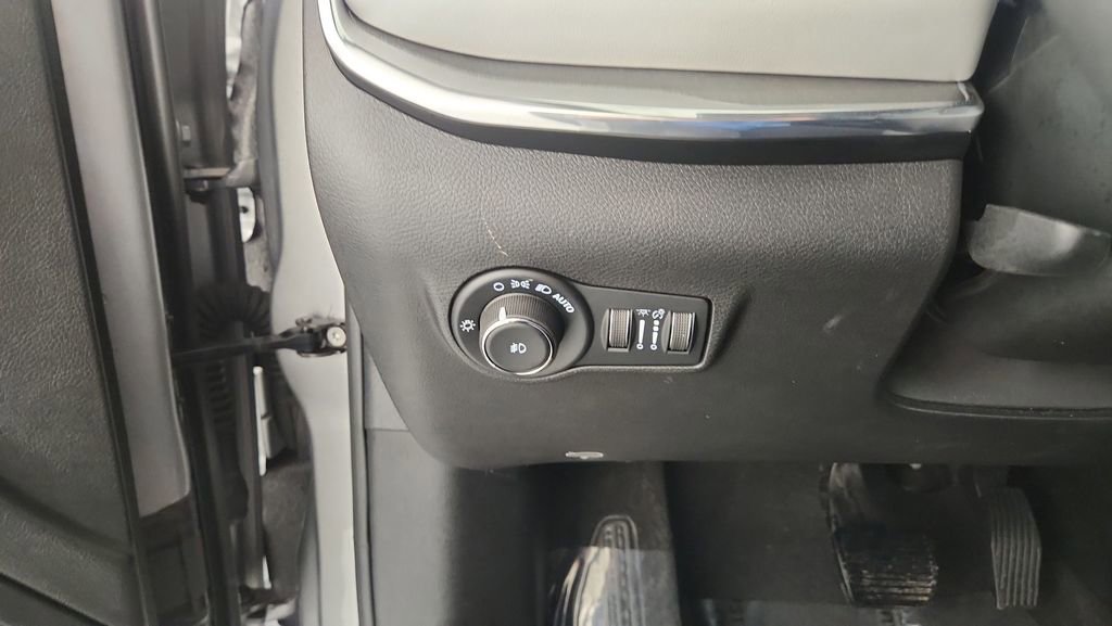 Used 2023 Jeep Compass Limited AWD/4WD image 23