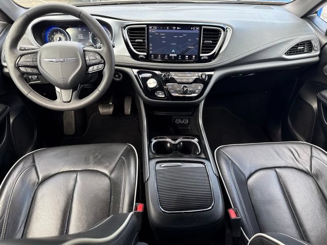 Used 2025 Chrysler Pacifica Limited FWD image 4