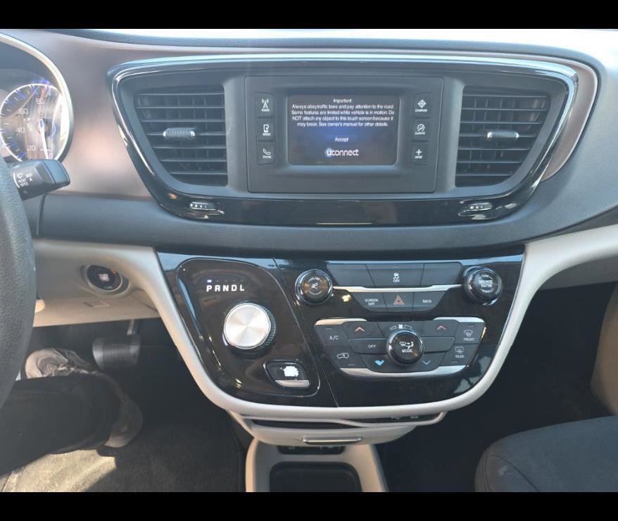 Used 2017 Chrysler Pacifica Touring image 5