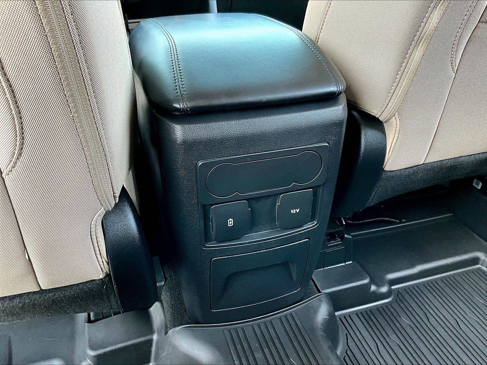 Used 2023 Ford Explorer XLT AWD/4WD image 10
