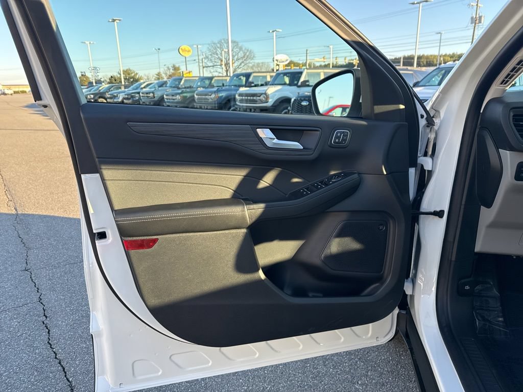 New 2025 Ford Escape SE w/ PHEV Premium Package FWD image 13