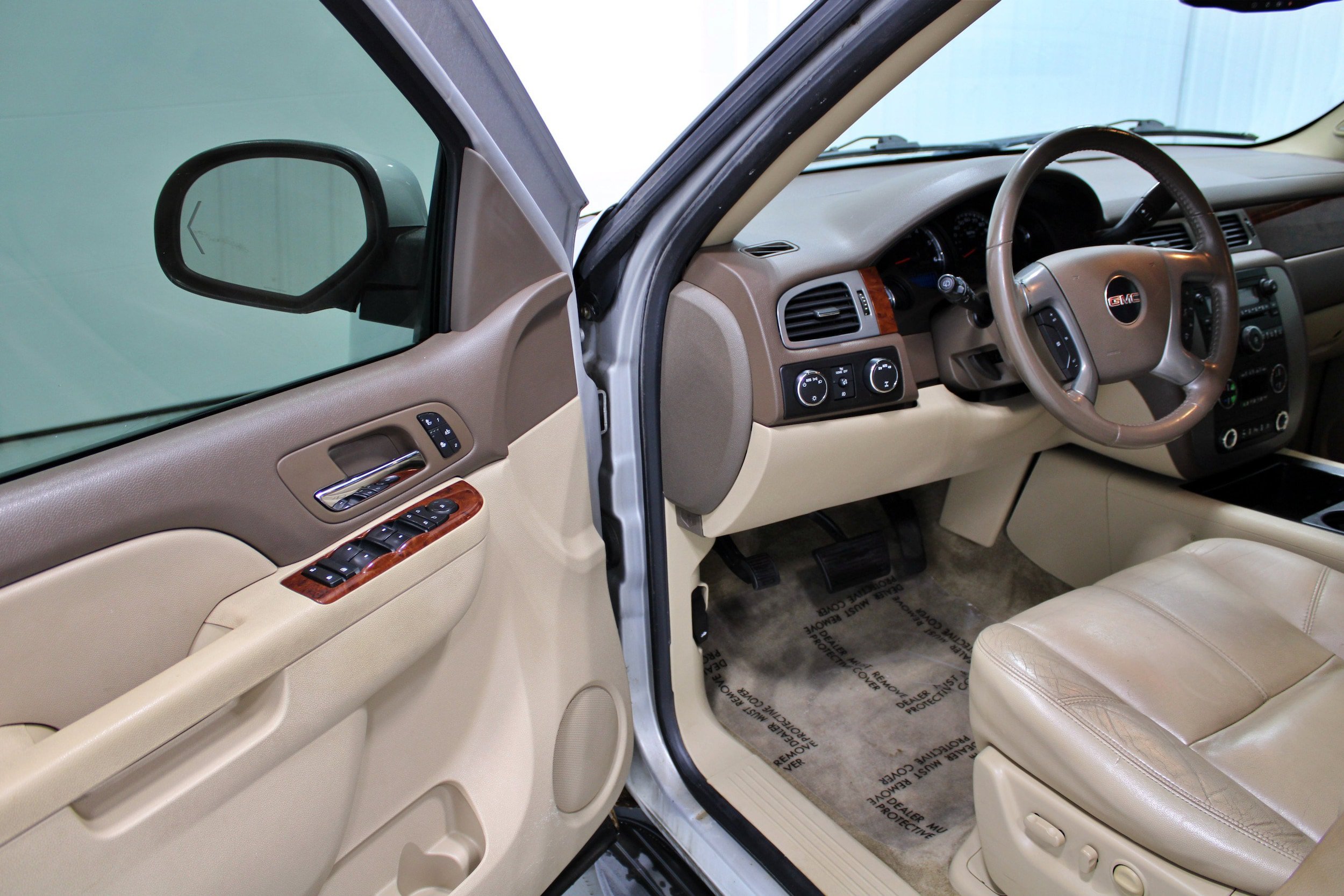 Used 2010 GMC Yukon SLT w/ SLT-2 Equipment Package AWD/4WD image 4