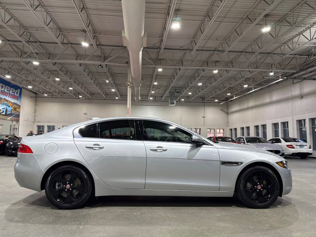 Used 2017 Jaguar XE Premium image 34